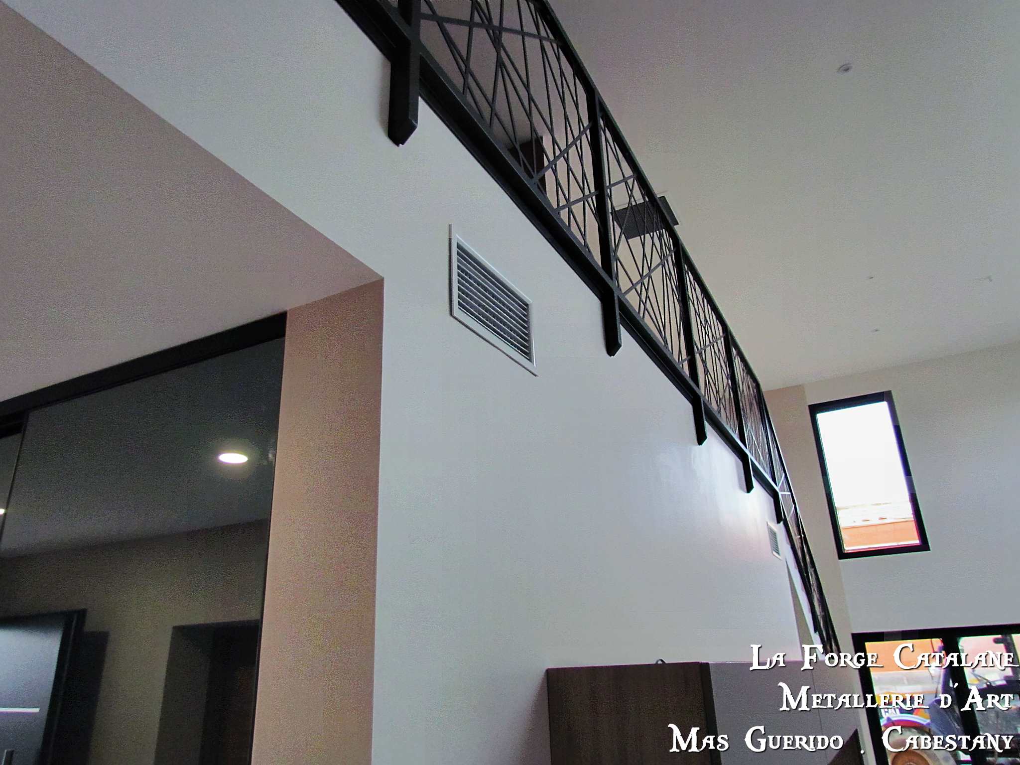 Rampant et garde corps interieur decoupe laser fils entrecroise forge catalane 6.jpg